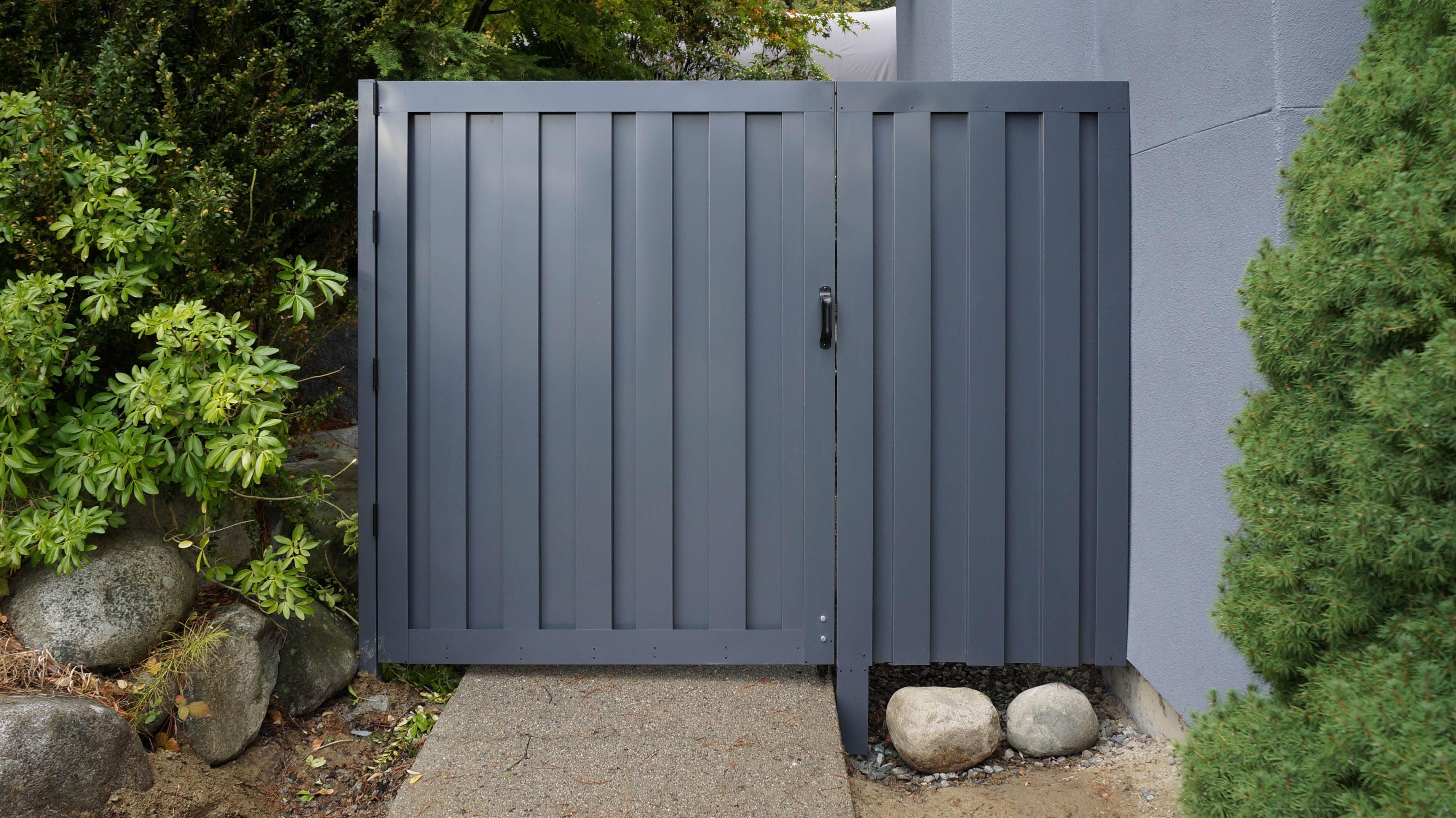 Man Gate front second